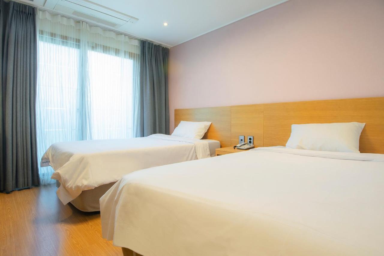 Sims Hotel Jeju Esterno foto